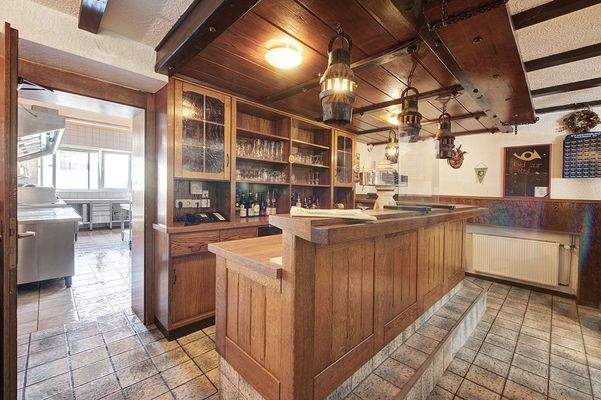 Theke mit Blick in die Küche