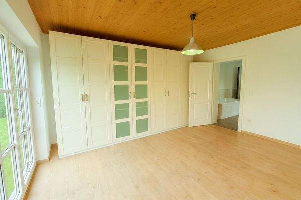 mit großen Kleiderschrank