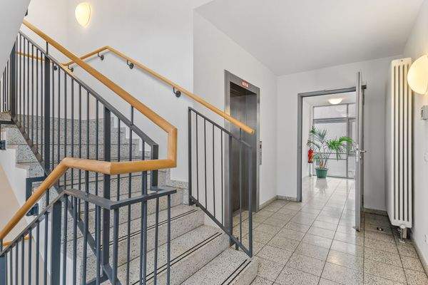 Treppenhaus mit Aufzug