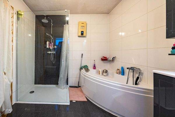 Haupthaus, DG: Tageslicht-Bad mit Eckbadewanne und Dusche