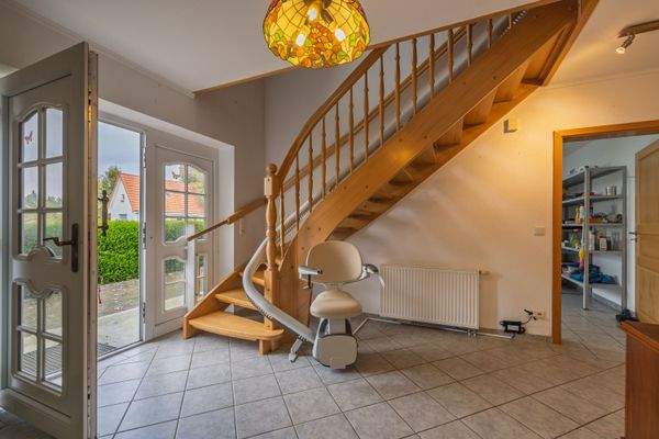 Holztreppe mit Sessellift