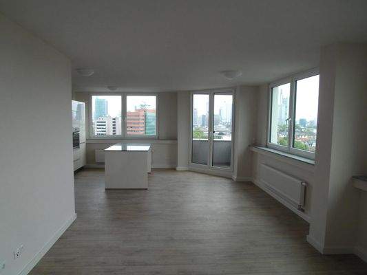 Wohnzimmer/Küche mit Balkon