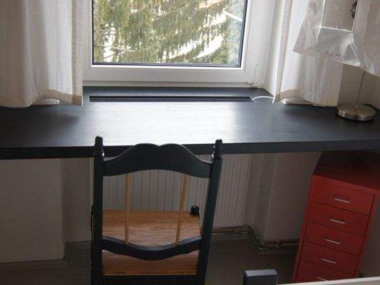 Schreibplatz vor Fenster