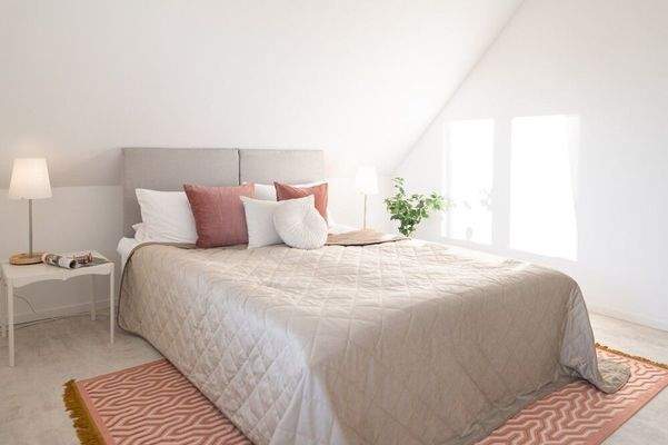 Helles Schlafzimmer mit Bett