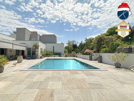 Große Terrasse mit Edelstahl-Überlaufpool