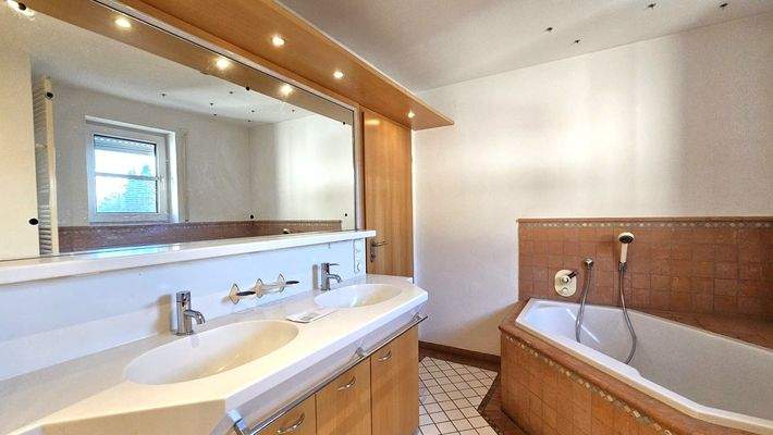 Bad mit Wanne und Doppelwaschtisch