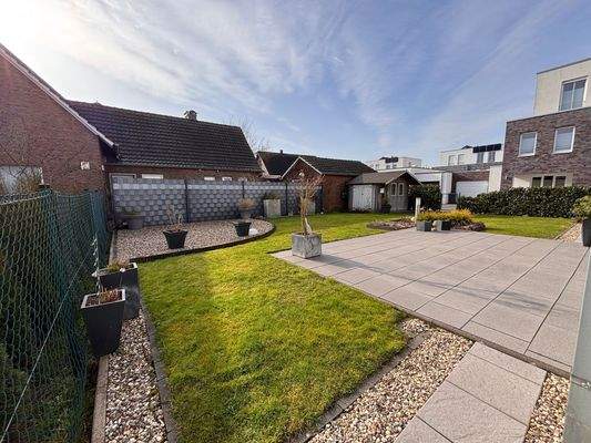 Großer Garten mit Terrasse