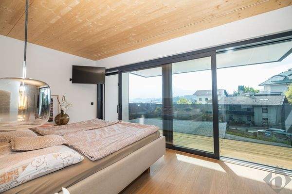 Elternschlafzimmer mit Balkonzugang