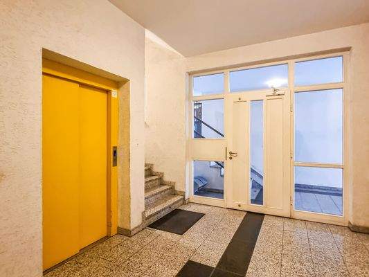 Treppenhaus Eingang I Aufzug