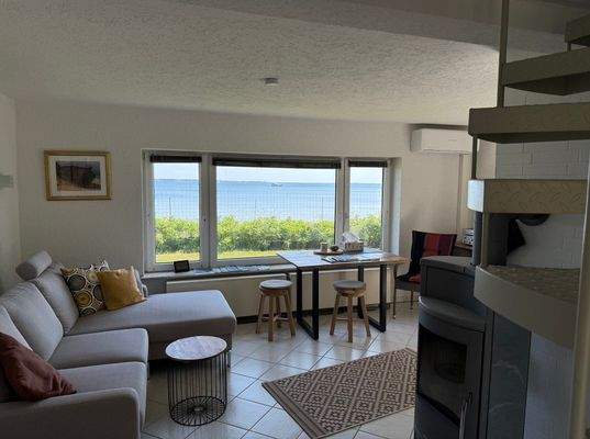 Wohnbereich mit Kaminofen und Traumblick