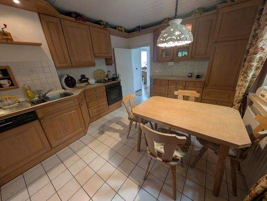 Einbauküche mit kleinem Esstisch