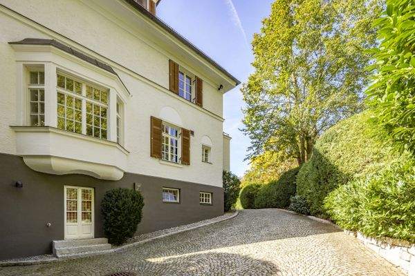 Auffahrt mit Seiteneingang