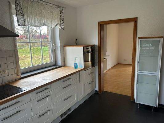 Küche mit Durchgang zum Wohnzimmer