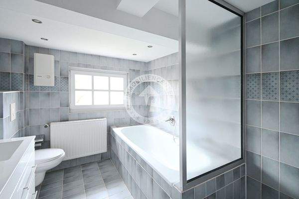 Ein weiterer Blick in das Bad im Obergeschoss 