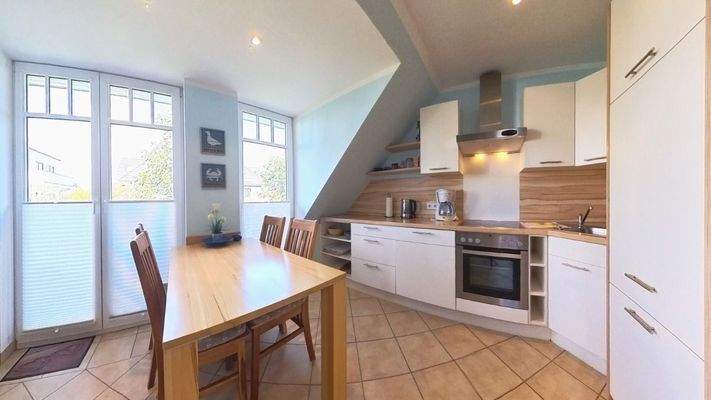 Einbauküche im offenen Wohn- und Essbereich