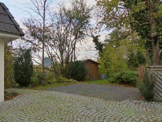 PKW-Stellplatz auf dem Grundstück