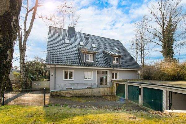 Erneuertes Dach sowie zwei vermietete Garagen