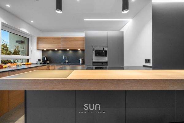 LUXUS TEAM 7 EINBAUKÜCHE MIT MASSIVHOLZ-KOCHINSEL