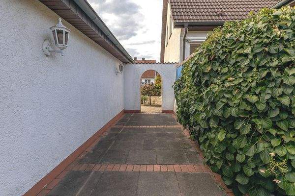 Gepflasterte Zugang zum Garten