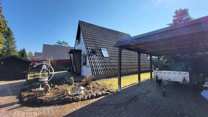 Auffahrt mit Carport