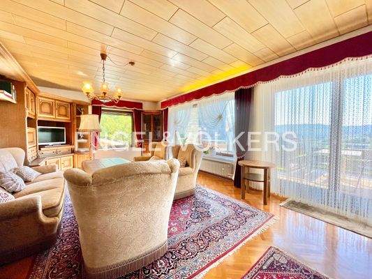 EG: Lichtdurchfluteter Wohnbereich mit Zugang auf Balkon