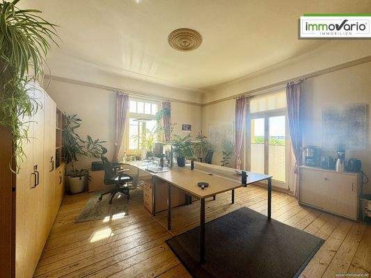 Ankleidezimmer mit Balkon 