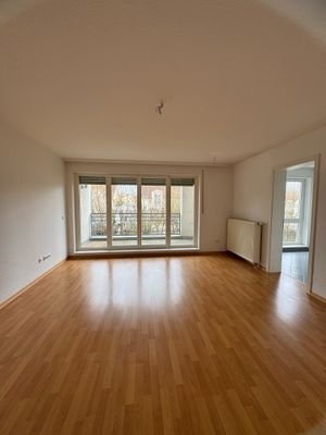Wohnzimmer mit großen Fenstern