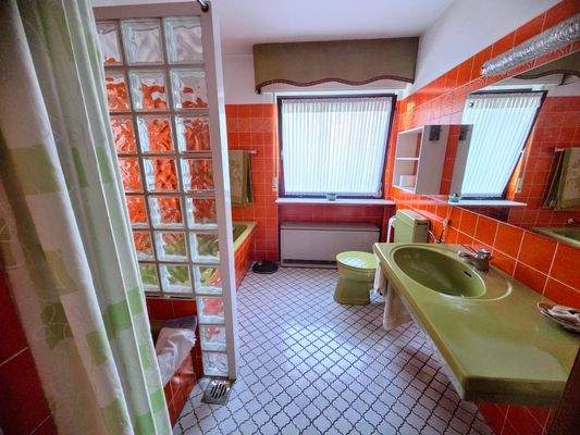 Bad mit Wanne Dusche u. Fenster