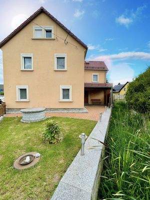 Seitenansicht mit Garten