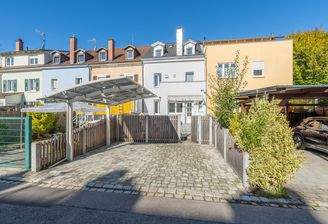 Vorplatz mit Carport
