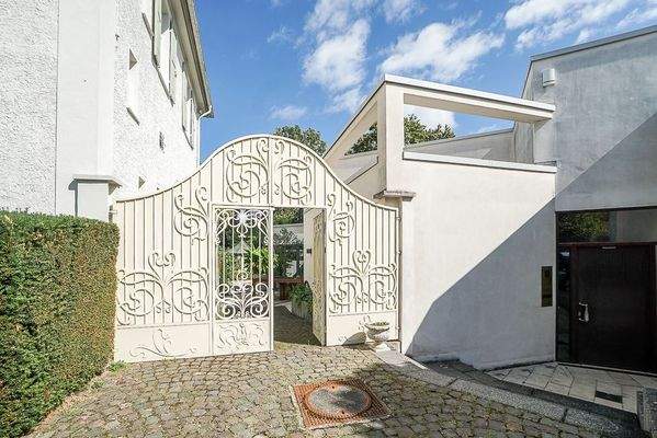 Zugang zwischen Villa und Nebengebäude / Loft