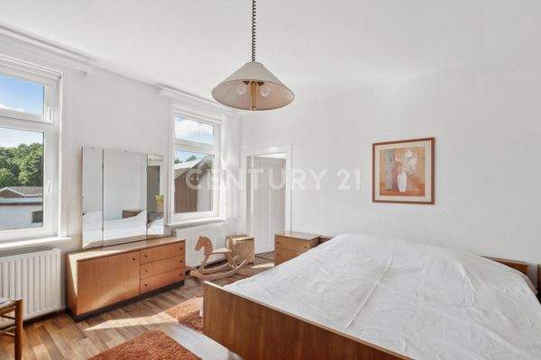 1.OG Schlafzimmer mit begehbaren Kleiderschrank