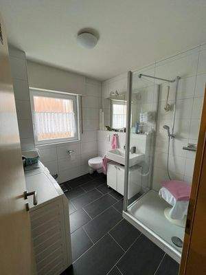 Bad inkl. Dusche und Fenster
