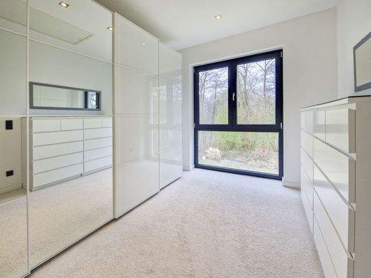 Ankleide angrenzend an das Schlafzimmer