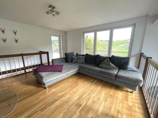 Galerie im Erdgeschoss mit Zugang auf die zweite Terrasse