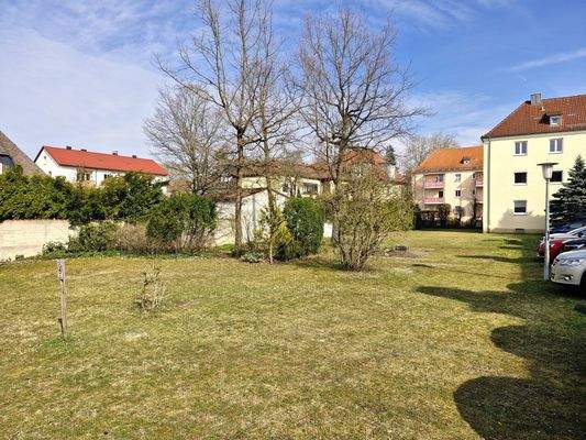 der schöne Gemeinschaftsgarten hinter dem Haus