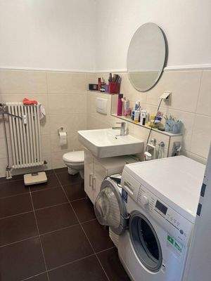 Badezimmer mit Waschmaschine