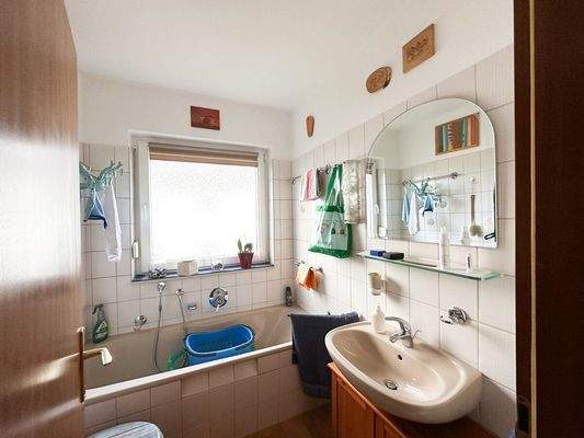 Tageslichtbad mit Wanne