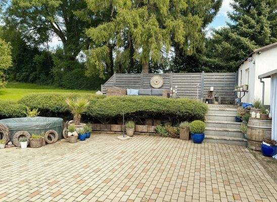 Terrasse vorne ohne Möbel