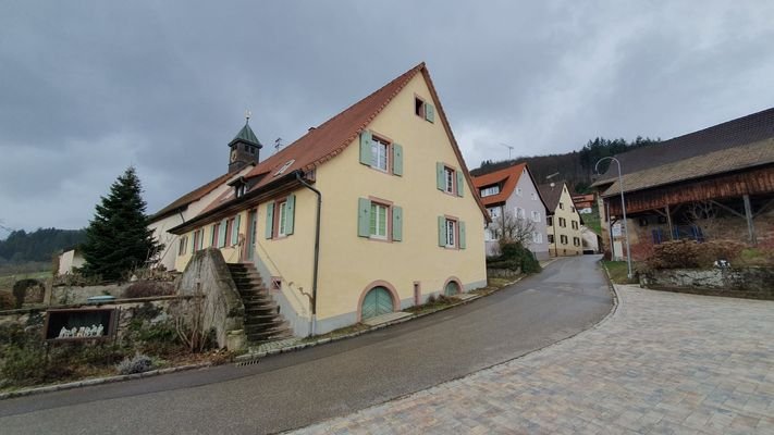 Straßenansicht mit Garten