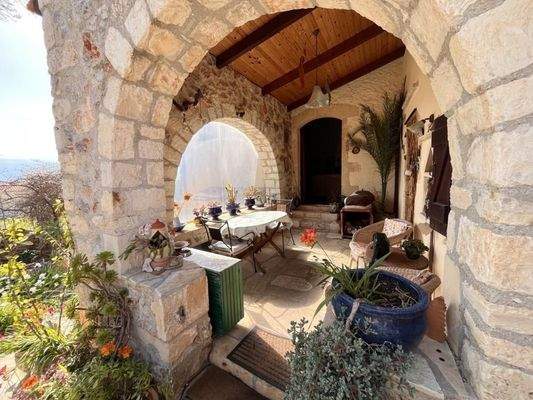 Kreta, Paleloni – Traditionelles kretisches Haus mit ikonischen Steinbögen