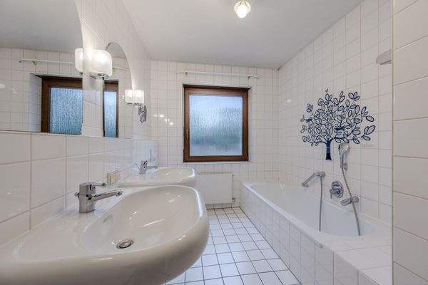 TL-Bad mit Dusche, Wanne und WC