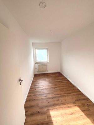 Leeres Zimmer mit Fenster