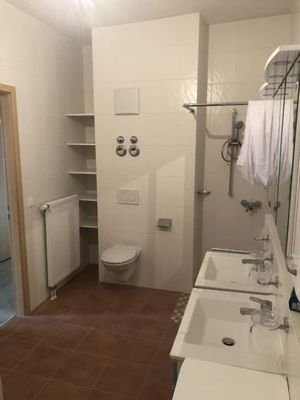 Bad mit Doppelwaschbecken + bodenebene Dusche