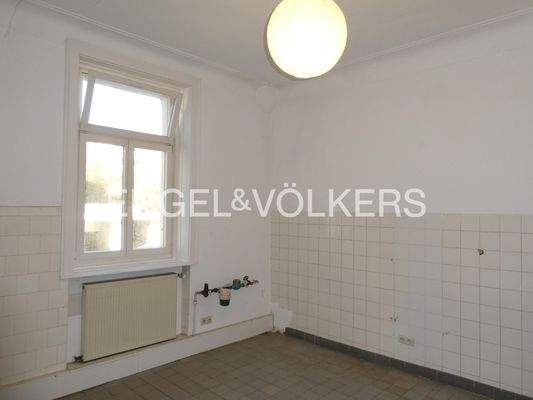 Großzügige Küche mit Abstellkammer