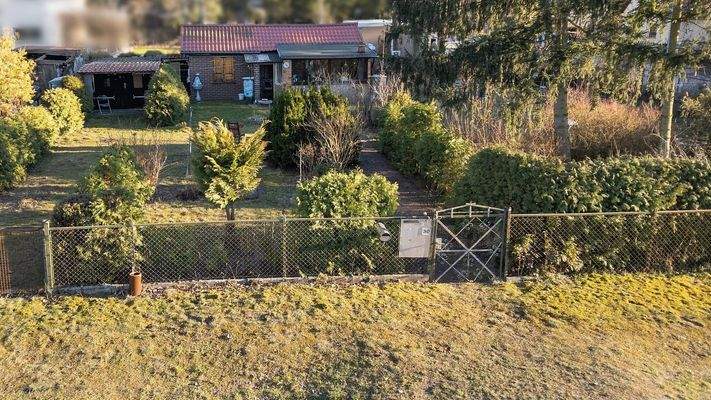 Straßenansicht mit Eingangstor