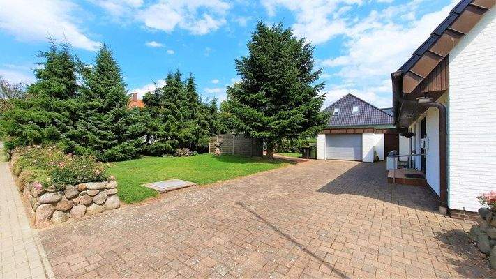 Gartenbereich und Auffahrt mit Garage