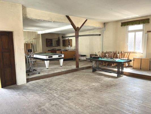 vielseitig nutzbarer Raum im Nebengebäude mit ca. 120m² Fläche (ehemaliger Tanzboden mit Bühne)