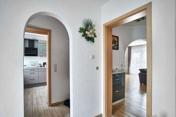 Eingangsbereich Blick zur Küche und ins Wohnzimmer