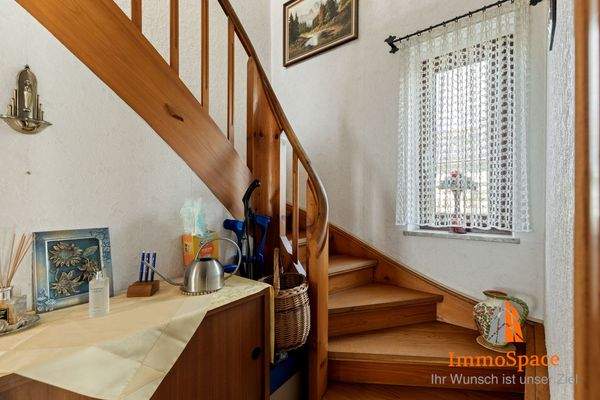 Treppenaufgang ins Obergeschoss